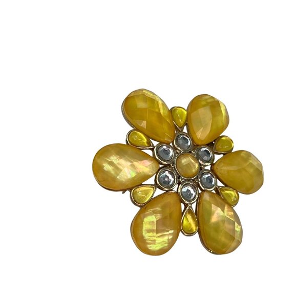 Vintage Trifari Yellow Faceted & Clear Acrylic Flower Gold Tone Brooch - Picture 5 of 10